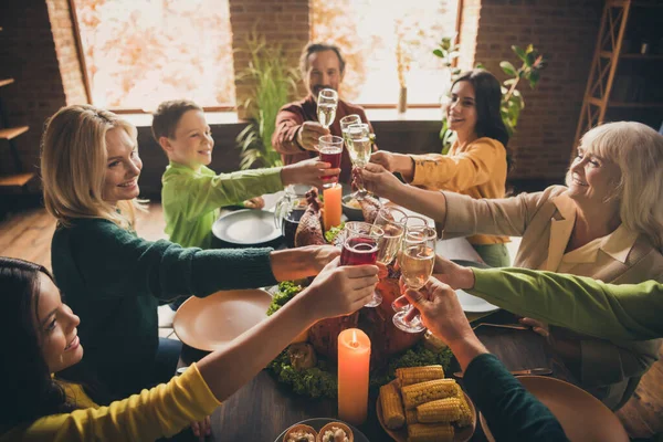 Porträtt av trevlig attraktiv glad härlig familj sitter runt serveras bord klinkande glasögon firande atmosfär på moderna loft industriell trä interiör hus lägenhet — Stockfoto