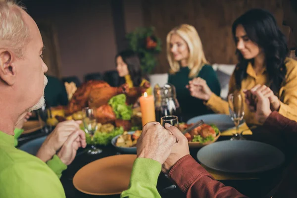 Porträtt av trevlig attraktiv lugn religiös familj sitter runt bordet hålla händer be äta hemlagad festlig lunch måltid maträtt på moderna loft industriell tegel interiör hus lägenhet — Stockfoto