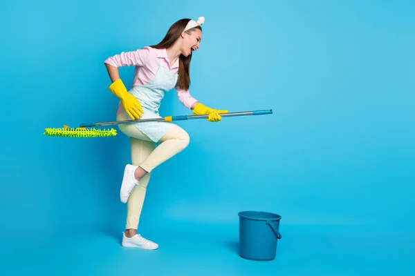 Comprimento total do corpo tamanho vista dela, ela agradável atraente encantador engraçado funky alegre menina alegre usando esfregona como tocar guitarra se divertindo isolado sobre brilhante brilho vívido cor azul vibrante fundo — Fotografia de Stock