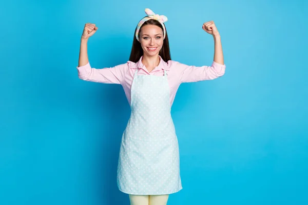 Портрет працівника служби спортивного прибирання жінки показують її трицепси м'язи рук готові мити будинок носити гарний вигляд одягу ізольовані на синьому кольорі — стокове фото