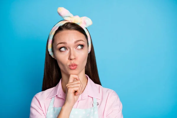 Retrato de mente interessado esposa menina toque dedos do queixo olhar copyspace pensar pensamentos decidir escolher a escolha de decisão isolado sobre fundo de cor azul — Fotografia de Stock