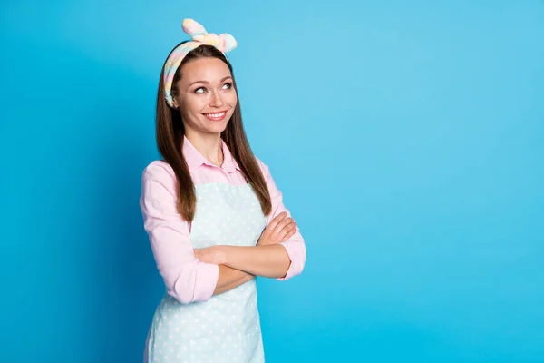Portrait of her she nice attractive pretty lovely cute charming cheerful cheery brown-haired girl maid folded arms good service isolated over bright vivid shine vibrant blue color background — Stock Photo, Image