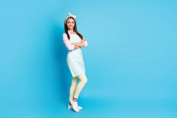 Ganzes Foto von positiven fröhlich Reinigungskraft Mädchen stehen Copyspace Kreuz Hände bereit Waschhaus zu Hause tragen gutes Aussehen Outfit Schuhe isoliert blaue Farbe Hintergrund — Stockfoto