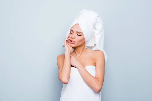 Close up foto ritratto di attraente con pelle perfetta in bagno lei la sua toccante pelle del viso godere effetto dopo aver usato nuovo asciugamano sapone intorno al corpo e sui capelli testa isolato su sfondo grigio — Foto Stock