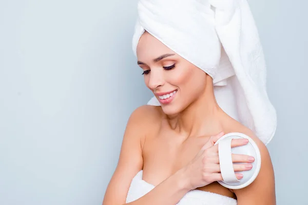Close-up foto portret van vrij aantrekkelijke brunette met perfecte huid ze houdt massage borstel handdoek rond naakt lichaam en op hoofd haar geïsoleerd op grijze achtergrond — Stockfoto