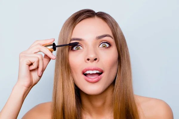 De cerca foto retrato de linda bastante atractiva morena ella su celebración y la aplicación con pestañas aplicador increíble pestañas largas espejo divertido loco desnudo aislado sobre fondo gris — Foto de Stock