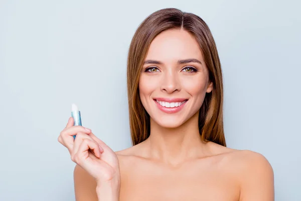 De cerca foto retrato de lindo bastante atractivo encantadora ella su señora sosteniendo lápiz labial higiénico en la mano contento de que utiliza esta marca satisfecha con el efecto de resultado aislado sobre fondo gris — Foto de Stock