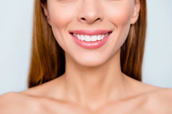 Περικοπή γκρο πλαν πορτρέτο της ελκυστικής κυρίας με τέλεια χείλη δόντια επαγγελματική ιατρική φροντίδα ανακαίνιση απομονώνονται σε ανοιχτό γκρι παστέλ φόντο — Φωτογραφία Αρχείου
