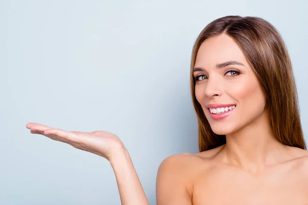 Portret van haar ze mooi schattig schattig zoet charmant aantrekkelijk vrolijke dame met zijdezachte gladde vlekkeloze pure glans huid holding object op palm copyspace geïsoleerd over licht grijze achtergrond — Stockfoto