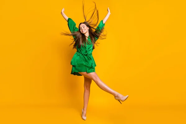 Longitud completa vista del tamaño del cuerpo de agradable atractivo bastante alegre alegre soñadora chica de pelo recto que se divierte celebrando levantamiento manos arriba aislado sobre brillante brillo vivo vibrante color amarillo fondo — Foto de Stock