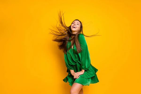 Retrato dela ela agradável atraente muito na moda alegre alegre alegre sonhador de cabelos retos menina dançando se divertindo isolado no brilho vívido brilhante vibrante cor amarela fundo — Fotografia de Stock
