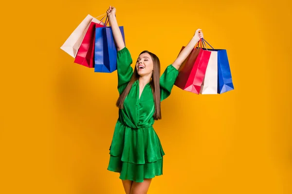 Portrait d'elle elle belle attrayante belle joyeuse fille aux cheveux raides portant de nouvelles choses vêtements s'amuser lever les mains vers le haut isolé sur lumineux éclat vif fond de couleur jaune vif — Photo