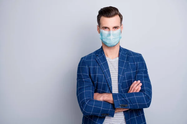 Portrait of hie he nice atraktive imposing guy folded arms wearing gauze mask stop infection influenza pneumonia pandemia contamination china wuhan isolated grey color background — Stok Foto