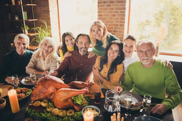 Porträt der fröhlichen großen Familie Bruder Schwester Großeltern Enkel Enkelkinder Enkel sitzen um den Tisch Wiedersehen umarmen verbringen Zeit im modernen Loft Industrieziegel Innenraum Haus — Stockfoto