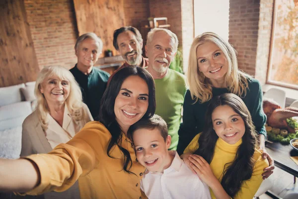 Portret de aproape fotografie de familie mare plin adunarea opt persoane face îmbrățișare selfie îmbrățișare așteptați rugați-vă Slavă Domnului au timp bun de toamnă face generație de dorințe în camera de zi de seară acasă în interior — Fotografie, imagine de stoc