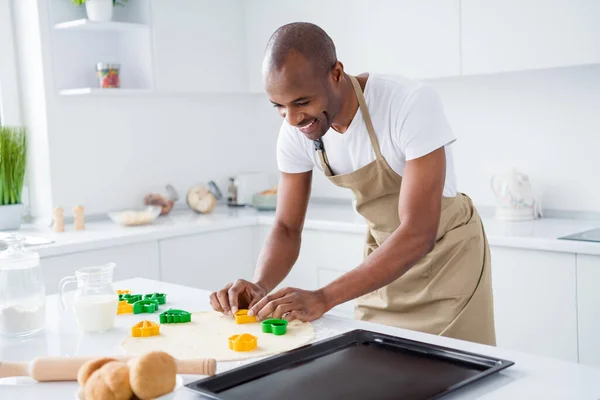 Портрет його привабливого веселого веселого хлопця, який робить пиріг ручної роботи, використовуючи форму святкового дня Великодня, розважається в сучасній світло-білій кухні інтер'єру будинку — стокове фото