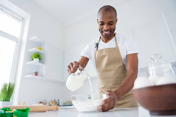 Retrato dele ele agradável atraente alegre cara confeiteiro fazendo pão ovo torta georgiano cozinha nacional confeitaria derramando leite de fazenda na moderna luz branca interior casa cozinha — Fotografia de Stock