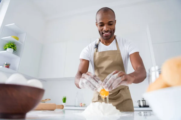 Retrato de su agradable atractivo alegre alegre chico profesional confitero haciendo pan fresco pide barco nacional culinaria en la moderna luz blanca interior casa cocina — Foto de Stock