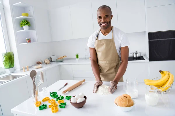 Retrato de su agradable atractivo alegre alegre chico haciendo pastel de pizza postre granja saludable ingredientes orgánicos harina de la tos en la cocina moderna casa interior de color blanco claro — Foto de Stock