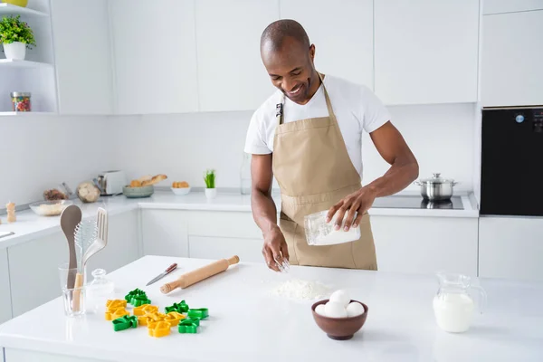 Retrato de su agradable atractivo chico alegre centrado haciendo fresco sabroso delicioso pastel de pizza productos orgánicos saludables en la moderna luz blanca interior casa cocina interior interior — Foto de Stock