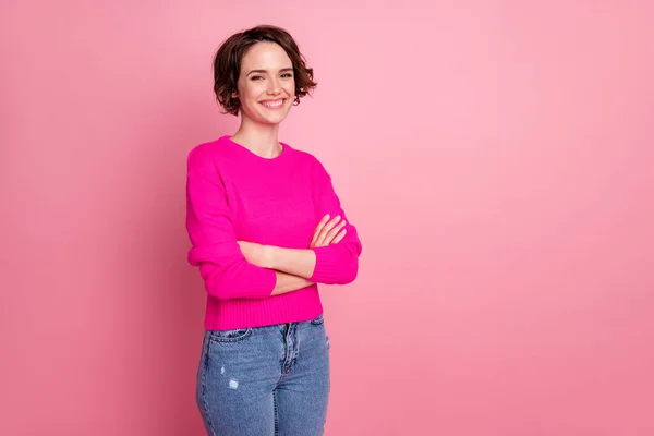 Foto de atraente alegre senhora de negócios auto-confiante braços pessoa cruzado bom humor desgaste casual camisola pulôver azul jeans jeans isolado rosa pastel cor fundo — Fotografia de Stock