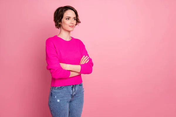 Perfil foto de atraente alegre senhora braços cruzados olhar lado vazio espaço confiante pessoa ouvir colegas usam camisola casual pulôver jeans isolado rosa pastel cor fundo — Fotografia de Stock