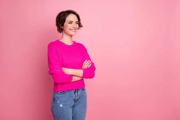 Foto de perfil de atractiva señora alegre brazos cruzados buen humor mirar lado espacio vacío confiado persona desgaste suéter casual pantalones vaqueros aislados rosa pastel color fondo —  Fotos de Stock