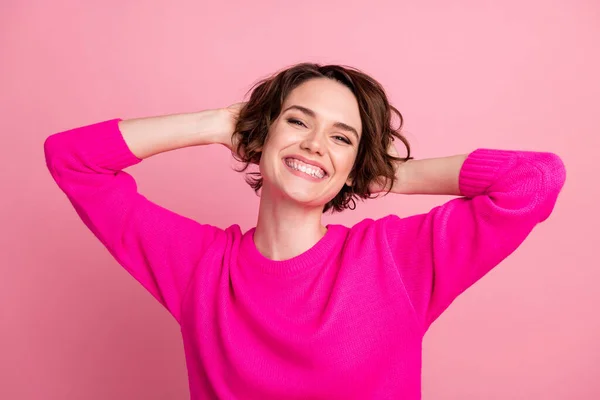 Närbild foto av ganska rolig dam hålla händerna bakom huvudet drömmare toothy leende glada gott humör slitage casual tröja pullover isolerad rosa pastell färg bakgrund — Stockfoto