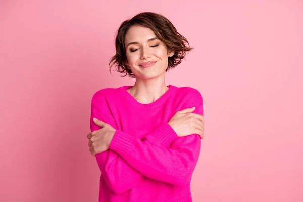 Foto de atraente senhora alegre bom humor mãos abraçar-se ombros desfrutar alegre pano macio lavanderia calor olhos fechados desgaste casual camisola brilhante isolado cor pastel rosa fundo — Fotografia de Stock