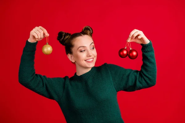 Primer plano retrato de ella ella agradable atractivo bastante alegre alegre chica sosteniendo en las manos festal celebratorio juguetes colgando abeto pino aislado brillante vivo brillo vibrante color rojo fondo —  Fotos de Stock