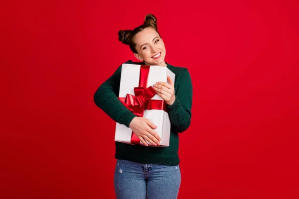 Retrato dela ela agradável atraente muito feliz alegre alegre menina segurando em mãos abraçando festal romântico entrega giftbox isolado brilhante brilhante cor vermelha vibrante fundo — Fotografia de Stock