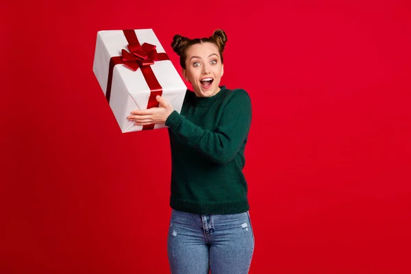 Retrato de ella ella agradable atractivo bastante encantador sorprendido alegre alegre alegre chica sosteniendo en las manos festal romántica caja de regalo aislado brillante brillo vivo vibrante color rojo fondo —  Fotos de Stock