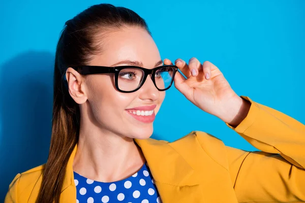 Adatlap oldal fotó a pozitív független hűvös főnök hölgy ügyvezető igazgató néz touch szemüvegek elszigetelt kék szín háttér — Stock Fotó
