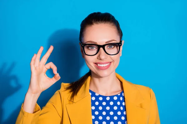 Primer plano retrato de ella ella agradable atractivo encantador alegre alegre señora hr manager mostrando ok-signo de vacante de carrera contratación anuncio aislado brillante vivo brillo vibrante color azul fondo —  Fotos de Stock