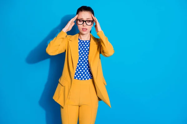 Retrato de ella ella agradable atractivo elegante elegante dama tocando las sienes sintiendo mal sufrimiento ciclo pms mareado migraña aislado en brillante brillo vivo vibrante color azul fondo —  Fotos de Stock