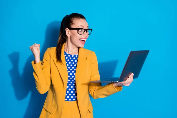 Retrato dela ela agradável atraente muito chique satisfeito alegre alegre alegre senhora segurando em mãos laptop regozijando-se ganhando concurso isolado brilhante brilho vívido vibrante azul cor fundo — Fotografia de Stock