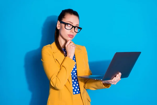 Porträt von ihr sie schön attraktiv charmant chic kreativ gesinnte Dame Führer hält in den Händen Laptop denken Planung Finanzen isoliert hell lebendigen Glanz lebendige blaue Farbe Hintergrund — Stockfoto