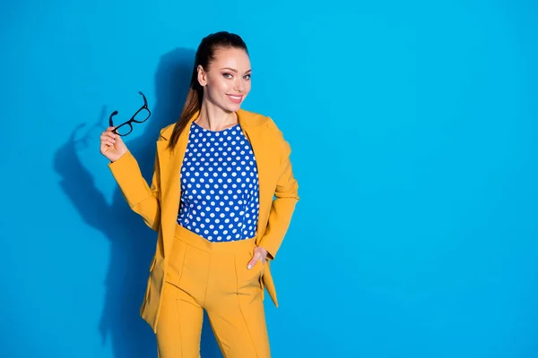 Фото привлекательной деловой леди успешный работник держать руку видение очки для чтения носить желтый пиджак костюм пунктирная блузка рубашка изолированы ярко-синий цвет фона — стоковое фото