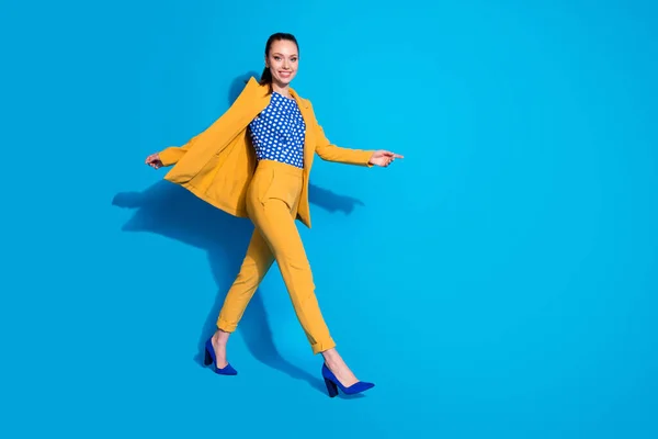 Pełna długość profil zdjęcie atrakcyjny pracownik pani spacery korporacji spotkanie konferencyjne nosić żółty marynarka garnitur spodnie kropkowane bluzka obuwie wysokie obcasy izolowane jasny niebieski kolor tło — Zdjęcie stockowe