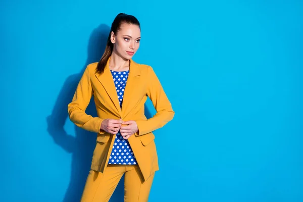 Retrato de ella ella agradable atractivo encantador bastante elegante elegante elegante mujer líder socio fijación botón aislado sobre brillante brillo vivo vibrante color azul fondo — Foto de Stock