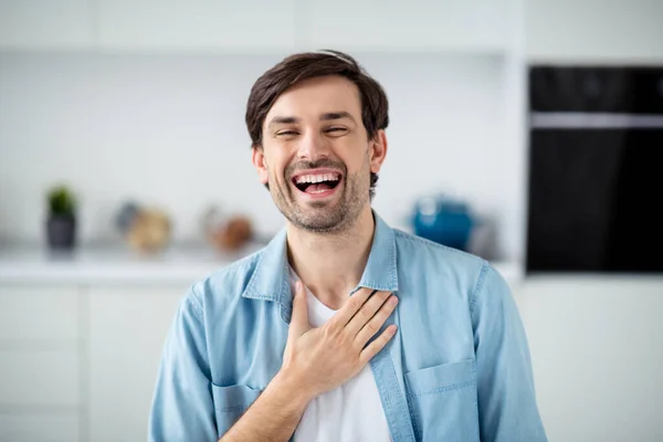 Foto von fröhlich freundlich gutaussehenden Kerl Internet-Online-Treffen Video-Telefonkonferenz Lektion gute Laune Webcam-Talk lachen laut aufgeregt sehen Freunde soziale Distanz Quarantäne drinnen — Stockfoto