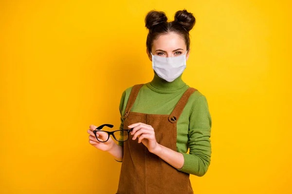 Portret jej ona ładne atrakcyjne inteligentne zdrowe uczennica noszenie maski bezpieczeństwa zakażenia grypa zapobieganie pobyt w domu odizolowane jasne żywe połysk żywy żółty kolor tło — Zdjęcie stockowe