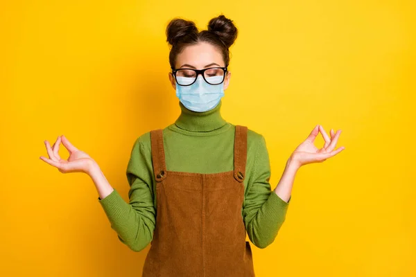 Retrato dela ela agradável atraente saudável focado sonhador menina vestindo segurança gaze máscara mers cov influenza infecção meditando isolado brilhante vívido brilho vibrante cor amarela fundo — Fotografia de Stock