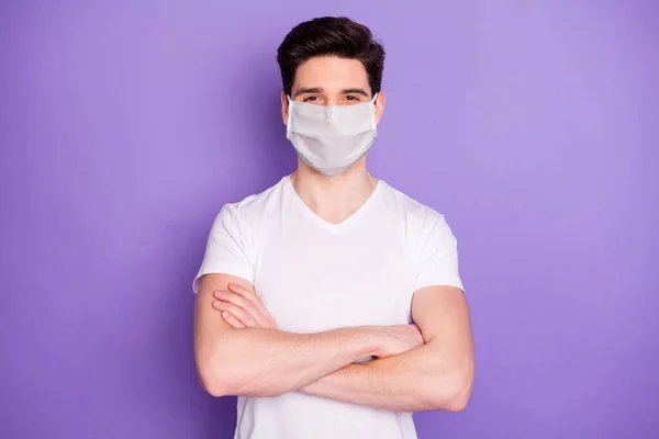 彼の素敵な魅力的なコンテンツの肖像健康的な男は、安全マスクを着て腕を折り畳んだインフルエンザ青白いグリップ予防措置健康管理薬孤立紫色のパステルカラーの背景 — ストック写真