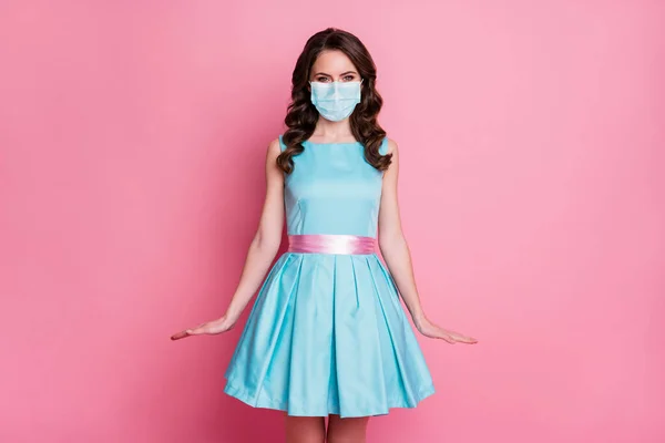 Portret jej ona ładne atrakcyjne dość zdrowe faliste włosy dziewczyna noszenie maski ochronnej gazy pozowanie zatrzymać pandemię wirusowe choroby układu oddechowego zapobieganie izolowane różowy pastelowy kolor tła — Zdjęcie stockowe