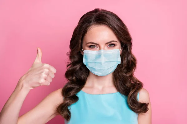 Κοντινό πλάνο πορτρέτο της αυτή ωραία ελκυστικό περιεχόμενο υγιή κυματιστά μαλλιά κορίτσι φορώντας μάσκα ασφαλείας γάζα δείχνει μικρογραφία mers cov stop pandemia ιατρική απομονωμένο ροζ παστέλ χρώμα φόντο — Φωτογραφία Αρχείου