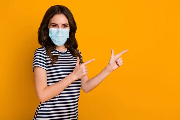 Portret van haar aantrekkelijke gezonde golvende meisje dragen veiligheidsgaas masker demonstreren advertentie vaccin influenza preventieve maatregelen geïsoleerde heldere levendige glans levendige gele kleur achtergrond — Stockfoto