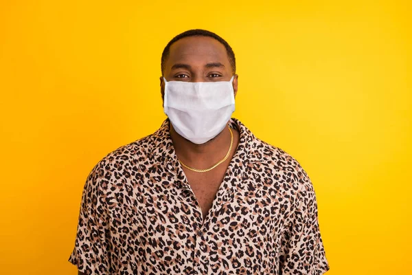 Közelkép portré az ő kedves vonzó funky fickó visel biztonsági maszk stop pandémia influenza fertőzés megelőzése izolált fényes élénk fény élénk sárga háttér — Stock Fotó