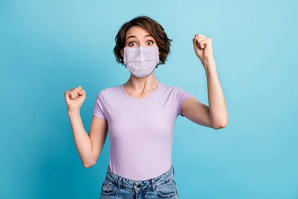 Portret van haar ze aantrekkelijk gezond verbaasd bruin-harig meisje dragen veiligheidsmasker vreugde infectie grippe respiratoire ziekte stoppen pandemie geïsoleerd op blauwe kleur achtergrond — Stockfoto