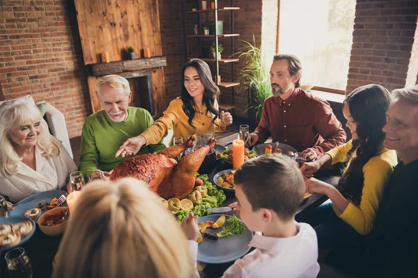 Porträt von schönen attraktiven fröhlichen Familie preteen kleinen Bruder Schwester Treffen Essen genießen leckere leckere festliche Mahlzeit Gelegenheit verbringen Wochenende im modernen Loft Backstein industriellen Interieur — Stockfoto